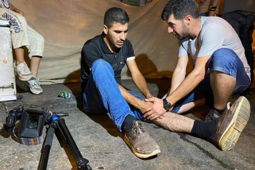 إصابة صحفي واعتقال فتى خلال مواجهات مع الاحتلال وسط الخليل