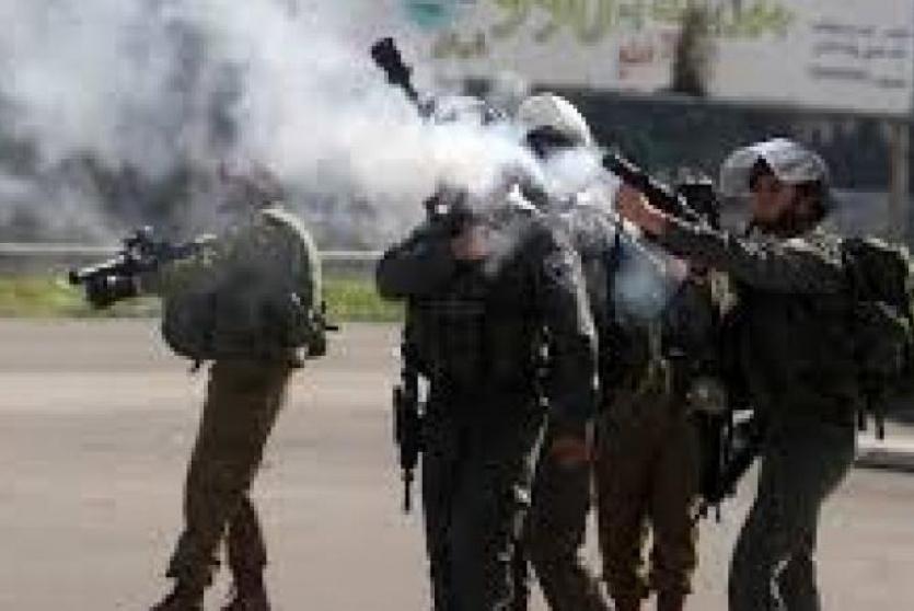 قوات الاحتلال تطلق قنابل الغاز -أرشيف-