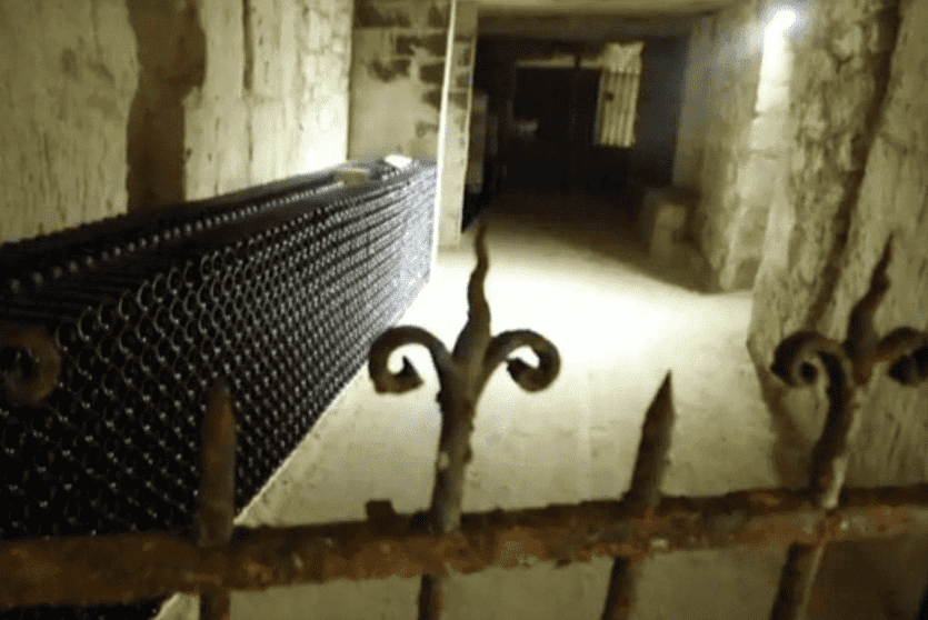 تم سرقة الزجاجة من قبو المطعم