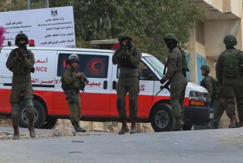 الاحتلال يصيب شابا بجروح خطيرة أثناء اعتقاله جنوب الخليل
