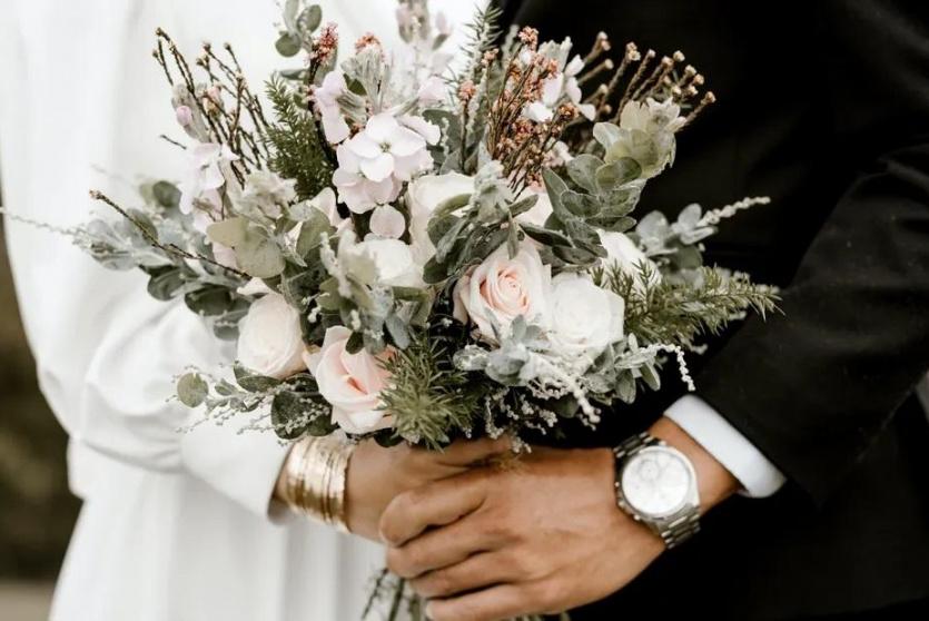 السيدات يغيرن أسماء عائلاتهن الأخير عند الزواج