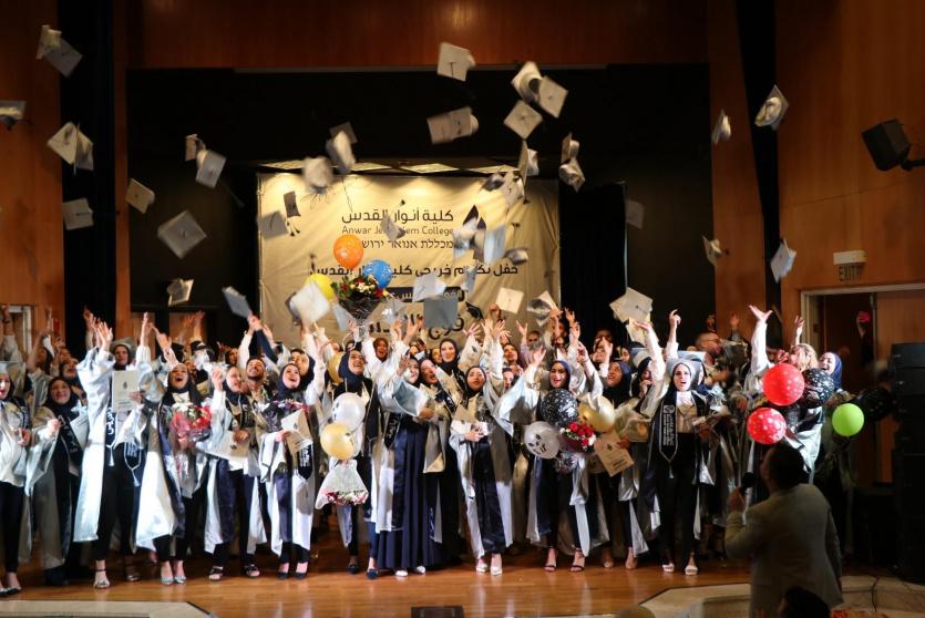 كلية "انوار القدس" تحتفل بتخريج فوج جديد من طلبتها في مختلف التخصصات