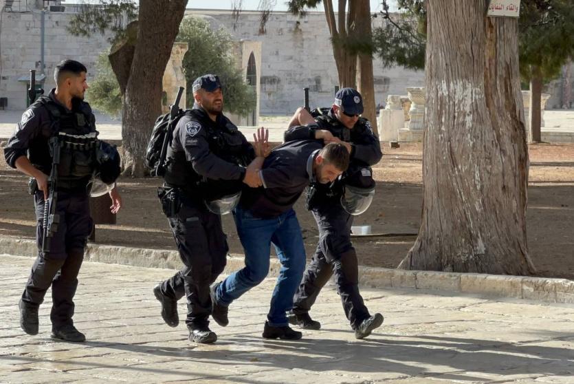 قوات الاحتلال تعتقل شابا فلسطيني من المسجد الأقصى المبارك