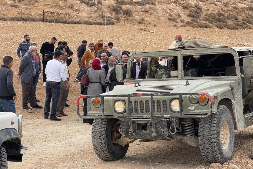 بالصور: الاحتلال يحتجز وفدًا من وزارة التربية في مسافر يطا جنوب الخليل