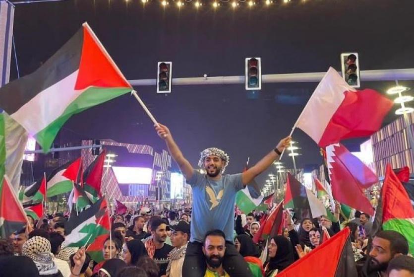 رفع علم فلسطين خلال فعاليات مونديال قطر