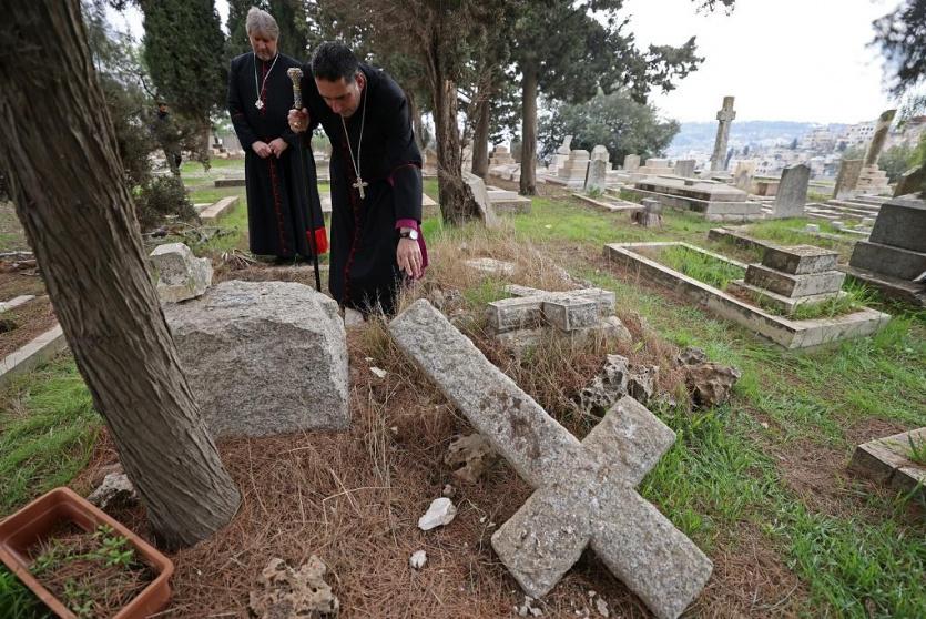 رئيس الأساقفة الأنغليكاني في القدس المطران حسام نعوم يتفقد آثار الاعتداء على المقبرة