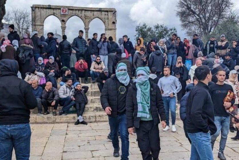 المرابطين في باحات المسجد الأقصى المبارك قبيل ساعة الإفطار