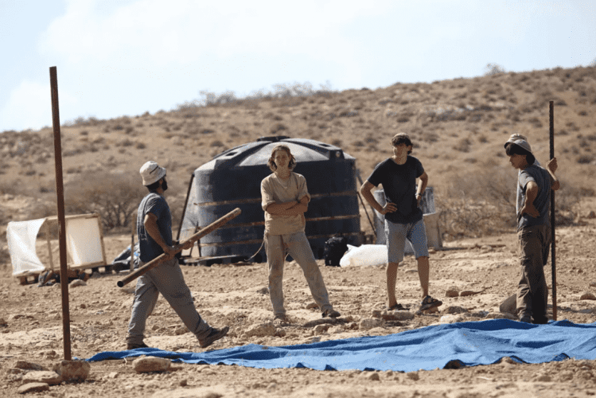 مستوطنون ينصبون خيمة - ارشيف