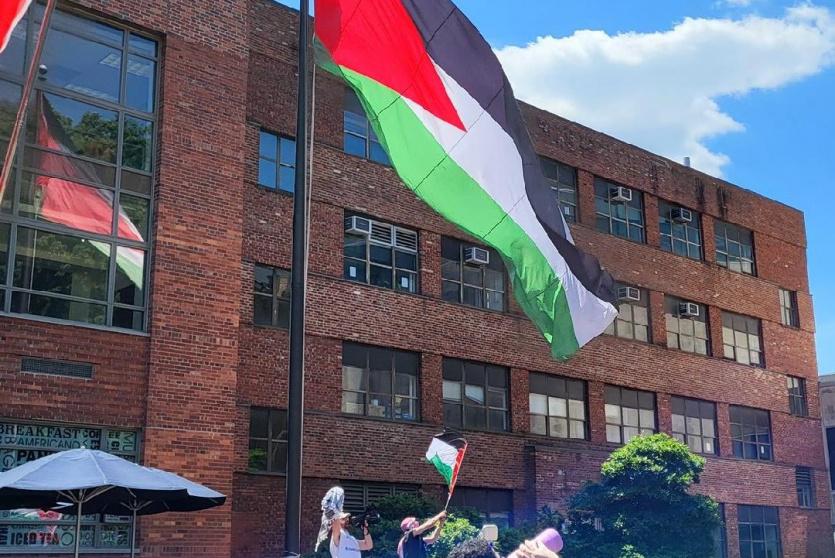 طلبة يرفعون علم فلسطين على سارية طويلة وسط جامعة جورج واشنطن