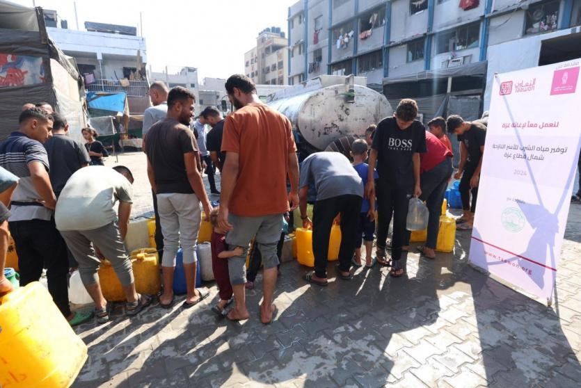 جانب من تقديم مياه الشرب في غزة