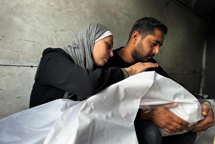 أب وأم يودعان طفلهما الشهيد في غزة