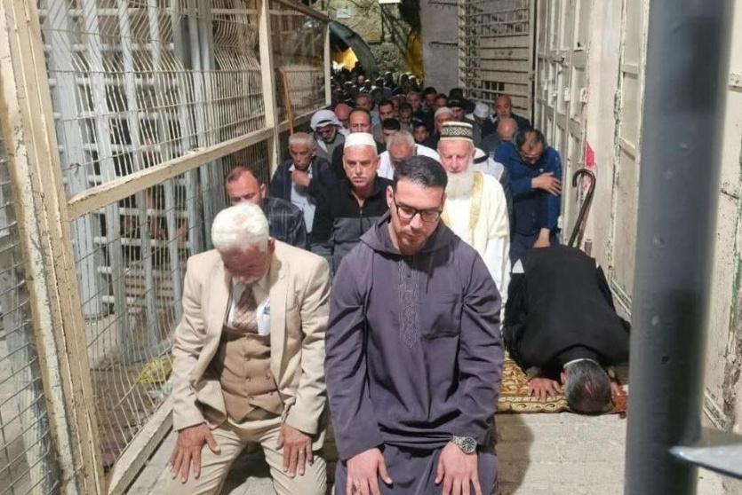 مصلون يؤدون صلاة الفجر خارج الحرم