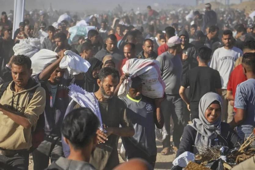 مواطنون ينتظرون المساعدات الإنسانية في قطاع غزة