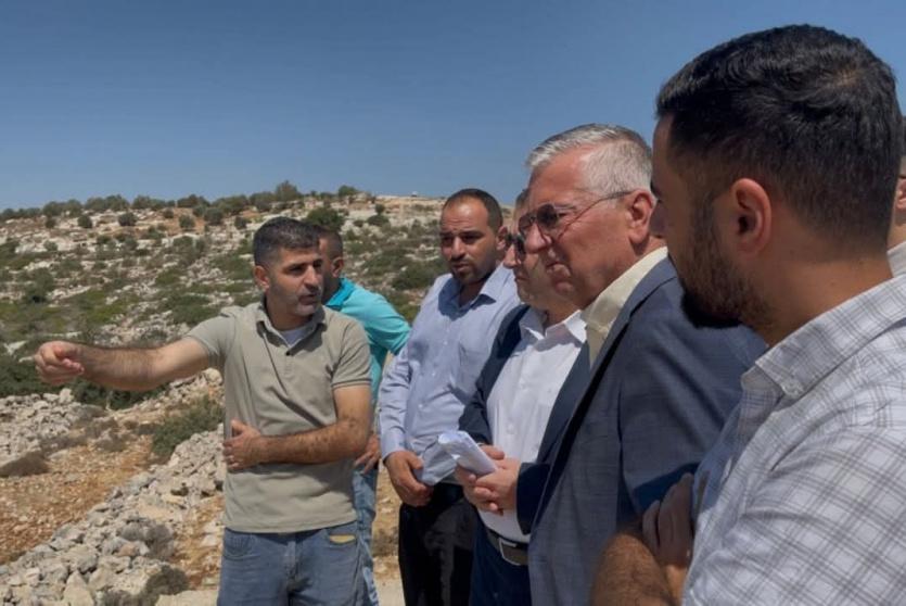 الوزير عرفات عصفور خلال الزيارة