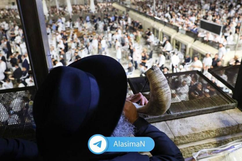 مستوطن ينفخ في البوق بالمسجد الأقصى