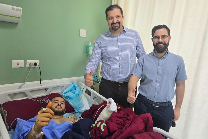 الطاقم الطبي مع الشاب في مستشفى