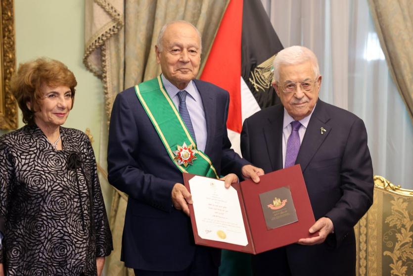 الرئيس عباس يقلد أحمد أبو الغيط أمين عام جامعة الدول العربية الوشاح الأكبر من وسام دولة فلسطين