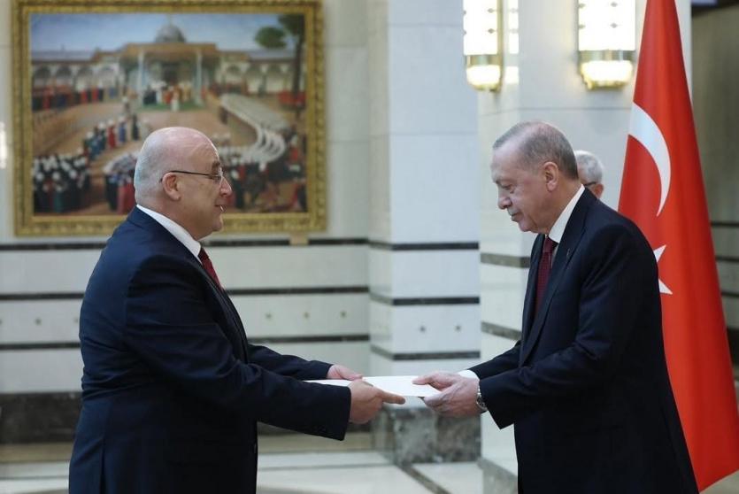 نصري أبو جيش يقدم أوراق اعتماده للرئيس التركي سفيرا لدولة فلسطين