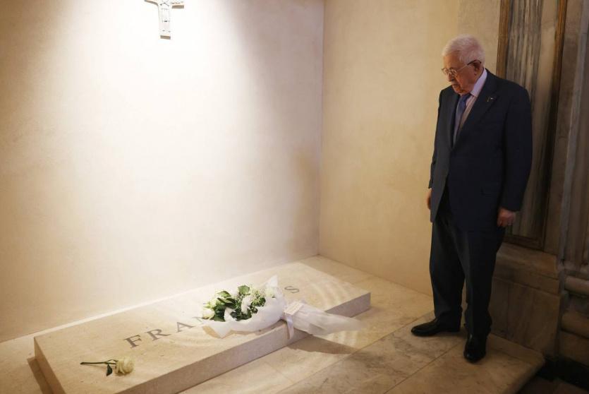 الرئيس عباس يزور ضريح البابا فرنسيس في كنيسة 