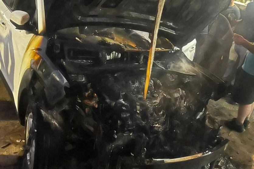 إحدى المركبتين المحترقتين