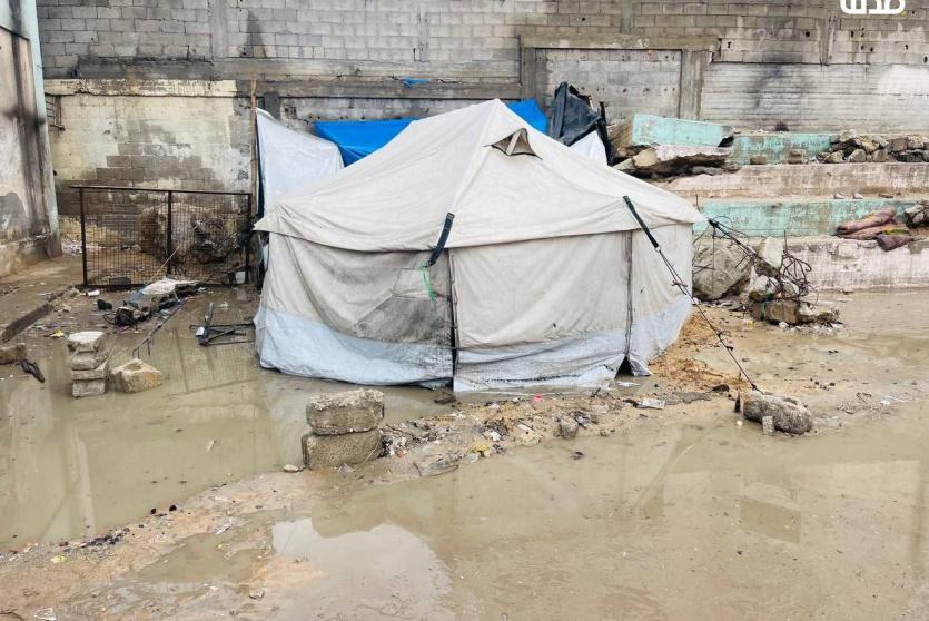 غرق خيام النازحين جراء الأمطار في غزة