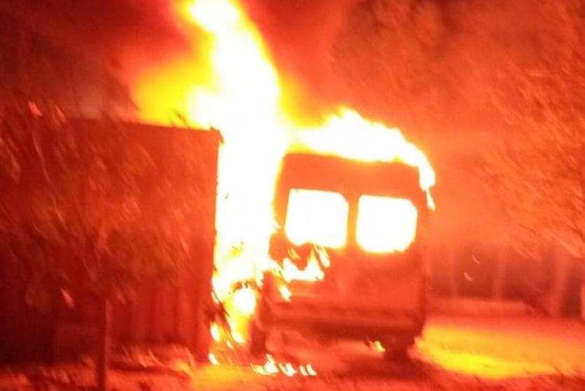 مستوطنون يحرقون ثلاثة منازل وثلاث مركبات و