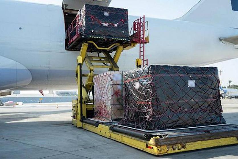 طائرة أسلحة تفرغ حمولتها