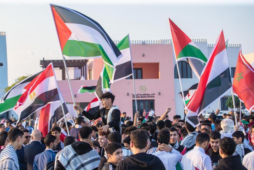 العلم الفلسطيني يزين مسيرة للمشجعين العرب في ميناء الدوحة القديم