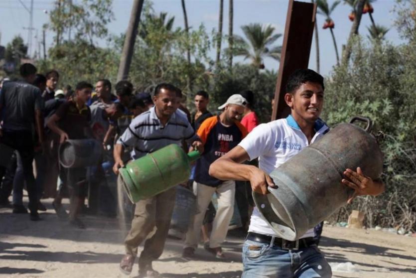 مواطنون يحملون اسطوانات غاز في غزة - ارشيف