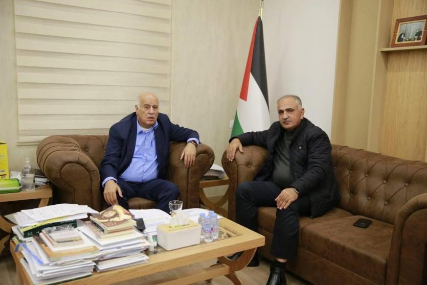 خلال تسليم التقرير