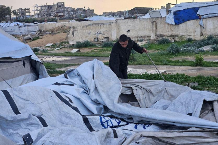 اقتلاع الخيام بسبب الرياح في غزة