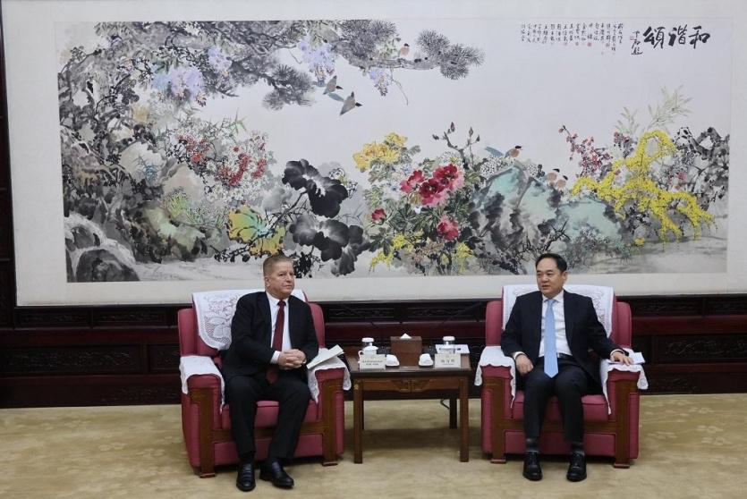 السفير عواد يبحث سبل التعاون مع رئيس جمعية الصداقة الصينية