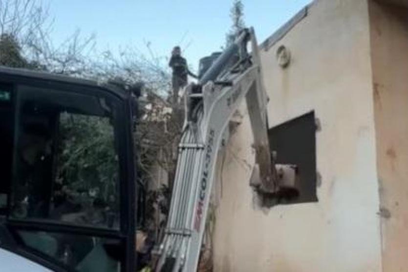 الاحتلال يُجبر مواطنا على هدم منزله في سلوان 