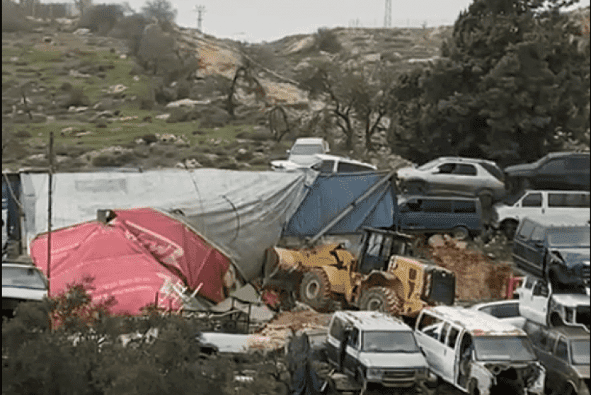 الاحتلال يهدم منشآت تجارية وزراعية ويقتلع 100 شجرة زيتون ويجرف أراضي بمحافظة الخليل