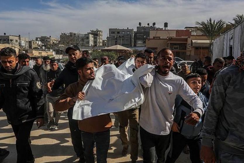 خلال تشييع أحد الشهداء في غزة أمس