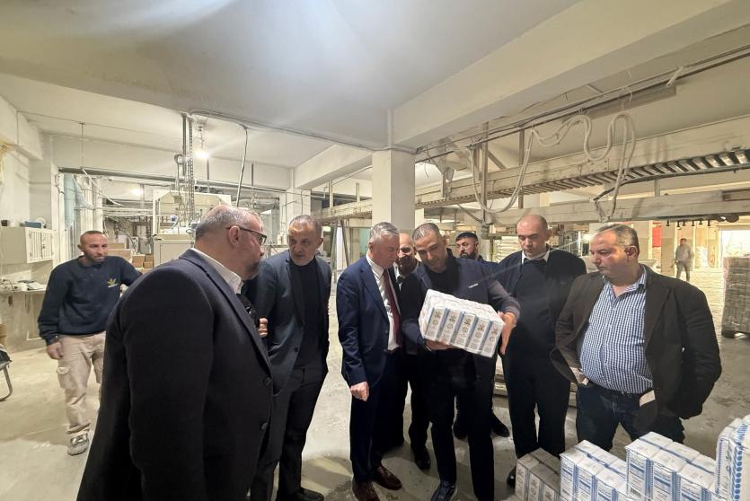 وزير الصناعة يتفقد المنشآت الصناعية في قرى رام الله والبيرة 