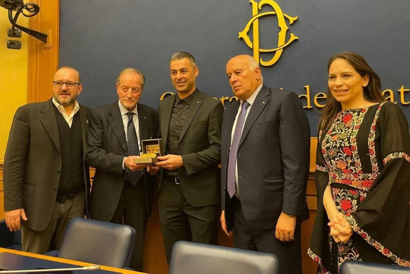 رابطة المدربين الإيطاليين تكرم مدرب منتخبنا إيهاب أبو جزر بجائزة 