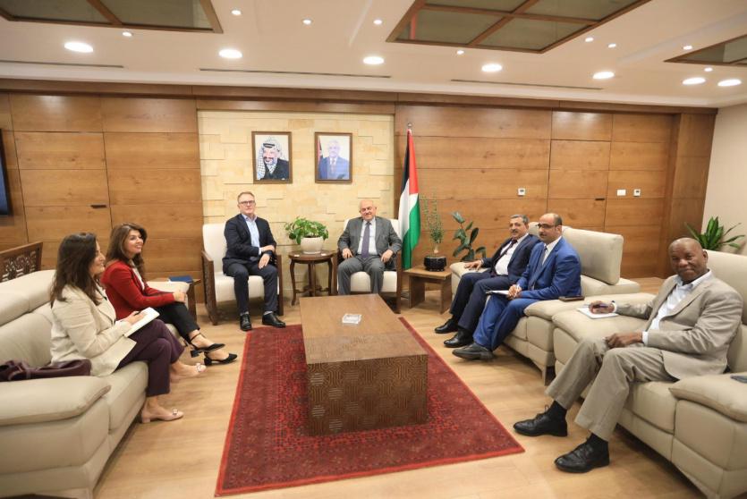 خلال الاجتماع