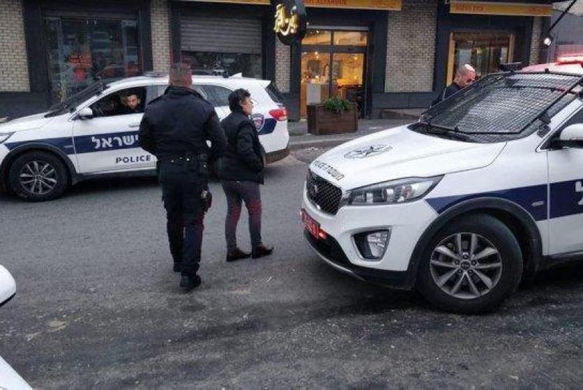 الاحتلال يسلم مقدسية قرارا إبعاد عن المسجد الأقصى ويعتقل شابين من باحاته