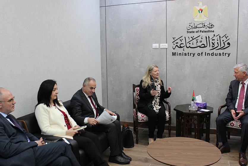  وزير الصناعة يلتقي بالقنصل البريطاني العام في القدس 