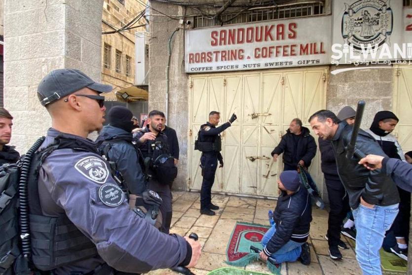 خلال منع الاحتلال المواطنين من الصلاة