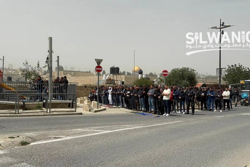 مواطنون يصلون الجمعة في أقرب نقطة للمسجد الأقصى