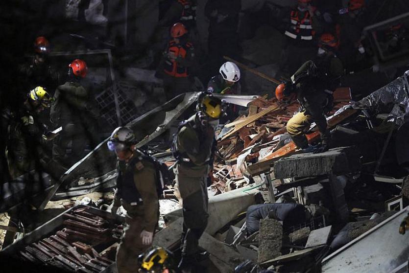 صاروخ إيراني يضرب مبنى في حيفا: مصابون وبحث عن مفقودين تحت الأنقاض