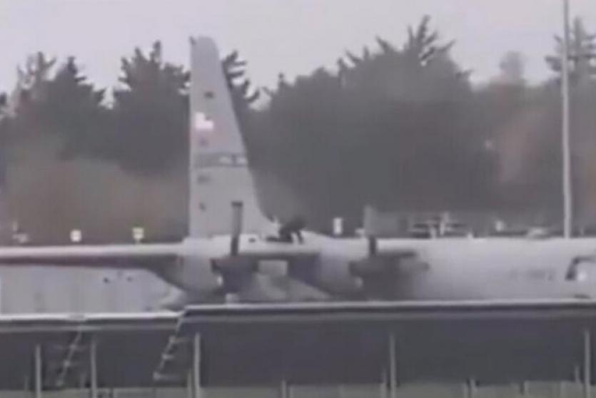 باستخدام فأس.. رجل يلحق أضرارا بطائرة عسكرية أمريكية في أيرلندا