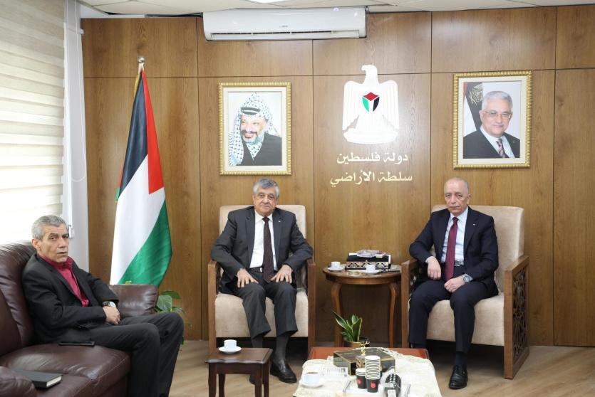 سلطة الأراضي تسلم تخصيصا لصالح وزارة الأشغال بمحافظة أريحا والأغوار