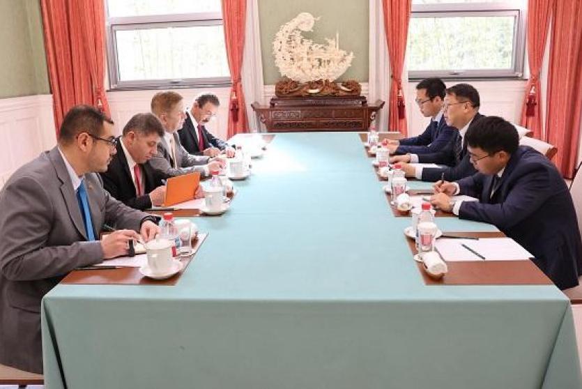 السفير عواد يلتقي مسؤولا صينيا