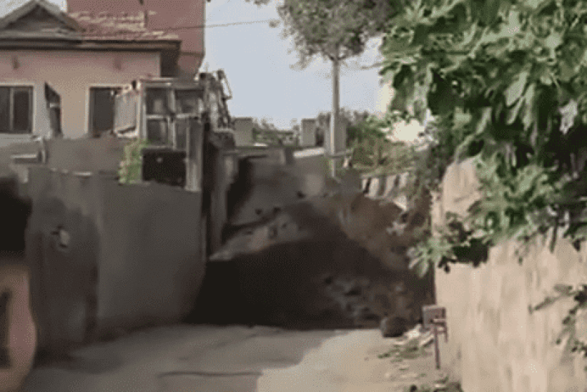 من عمليات التجريف في القرية