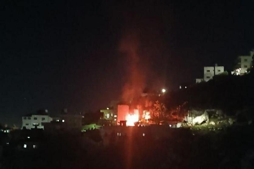 مستوطنون يهاجمون بيت امرين ويحرقون مركبتين