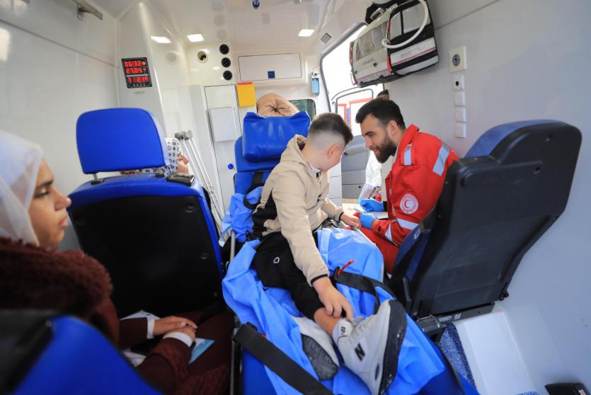 إجلاء 47 مسافرا بينهم مرضى عبر معبر رفح البري