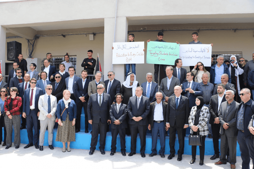 دبلوماسيون يشاركون في جولة دعم لطلبة مدرسة ذكور المغير في ظل اعتداءات الاحتلال